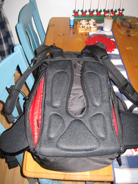 Burton zoom pack 5.jpg - Selkäpuolelta mennään kameraosastoon. Kuva: ixus.